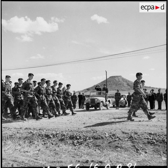 Le défilé des parachutistes devant les autorités lors d'une cérémonie du 11 novembre au camp X (Chypre).