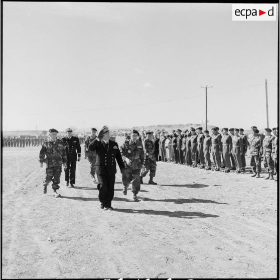 Le vice-amiral d'escadre Barjot passe les parachutistes en revue lors d'une cérémonie du 11 novembre au camp X (Chypre).