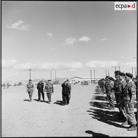 Le vice-amiral d'escadre Barjot passe les parachutistes en revue lors d'une cérémonie du 11 novembre au camp X (Chypre).