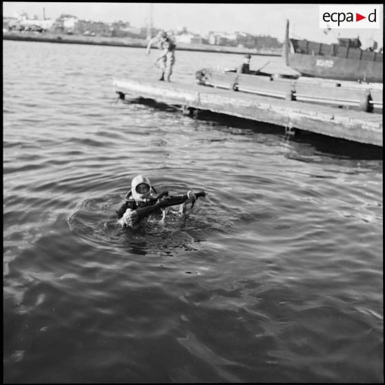 Un plongeur de la Marine nationale récupère les armes jetées dans le canal de Suez par les Egyptiens.