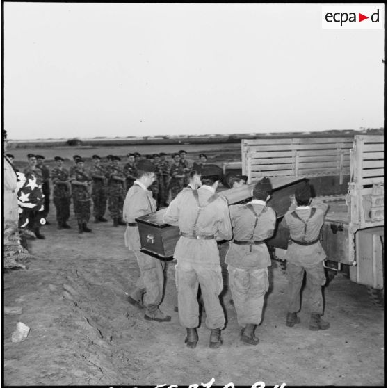 Le corps du reporter américain David Seymour est chargé à bord d'un camion par six soldats français au terme d'une cérémonie funéraire à Port-Fouad.