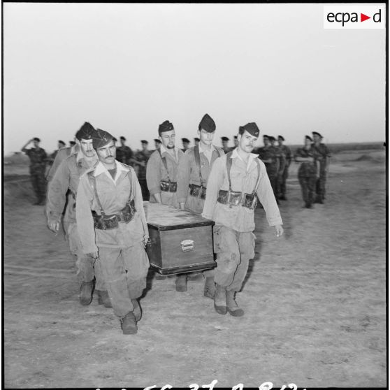 Au terme d'une cérémonie funéraire à Port-Fouad, le corps du reporter français Jean Roy est emmené à la chapelle ardente, d'où il sera transféré en France.