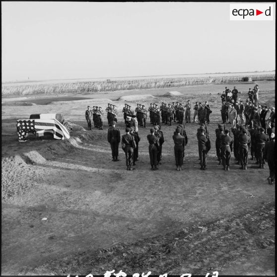 La cérémonie funéraire des reporters américain David Seymour et français Jean Roy à Port-Fouad.