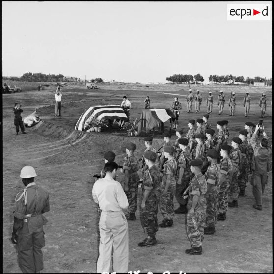 La cérémonie funéraire des reporters américain David Seymour et français Jean Roy à Port-Fouad.