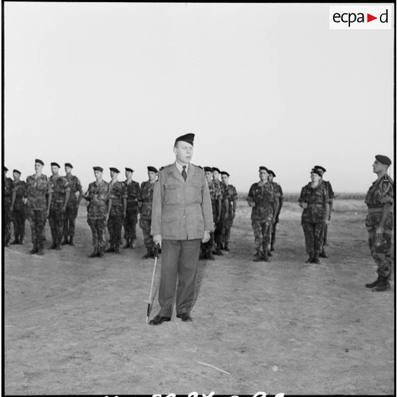 L'allocution du général de division Beaufre lors de la cérémonie funéraire des reporters David Seymour et Jean Roy, à Port-Fouad.