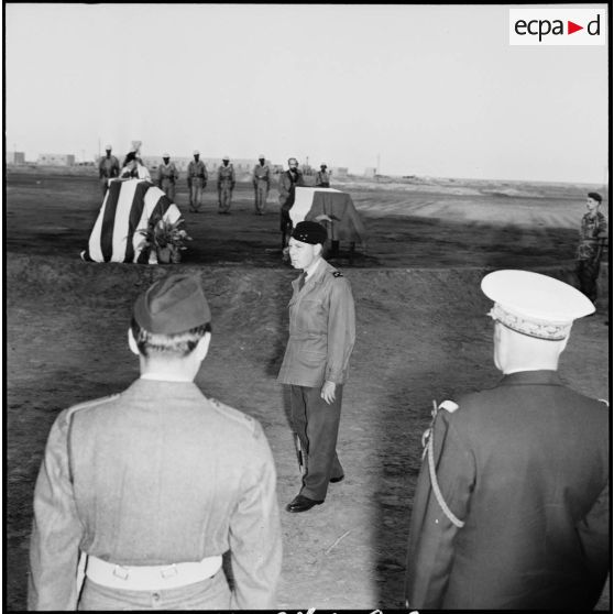 L'allocution du général de division Beaufre lors de la cérémonie funéraire des reporters David Seymour et Jean Roy, à Port-Fouad.