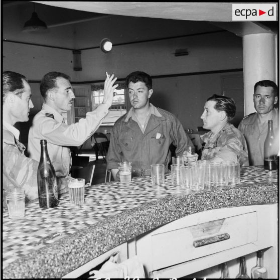 Les reporters au bar du camp de presse à Port-Fouad.