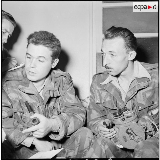 Deux reporters du SCA, le photographe Jacques Durr et le cameraman Claude Giorgetti, au camp de presse à Port-Fouad.