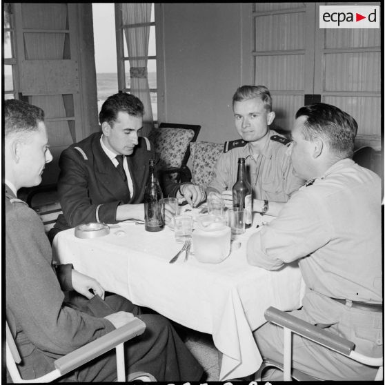 Les officiers chargés de la censure au camp de presse à Port-Fouad.