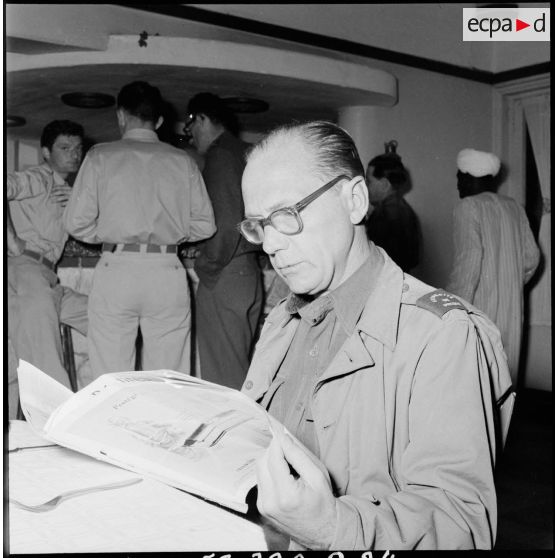 Robert C. Doly, journaliste au quotidien New York Times, au camp de presse à Port-Fouad.