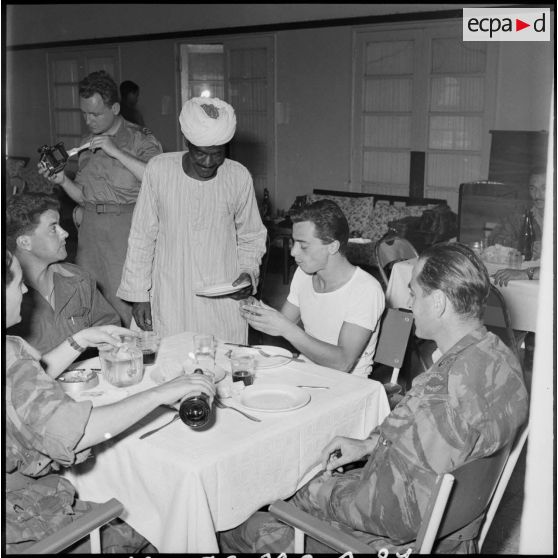 Journalistes et reporters au camp de presse à Port-Fouad.