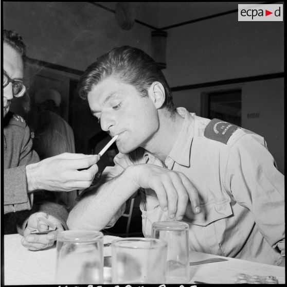 M. Bonne Carrere, journaliste à Jours de France, au camp de presse à Port-Fouad.