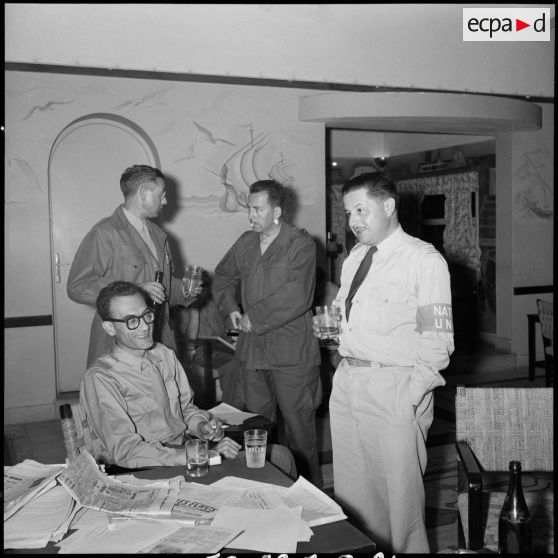 Journalistes et reporters au camp de presse à Port-Fouad.