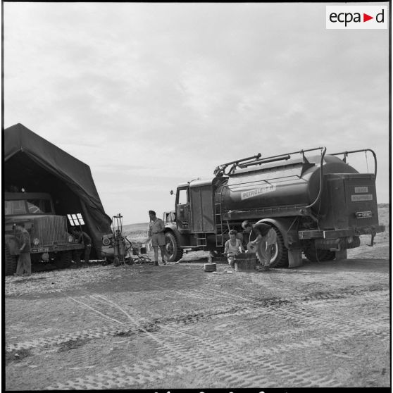 La maintenance des camions-citernes à carburant Faun sur la base aérienne d'Akrotiri.