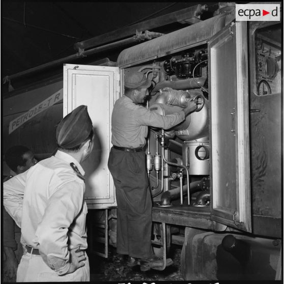 La maintenance d'un camion-citerne à carburant Faun sur la base aérienne d'Akrotiri.