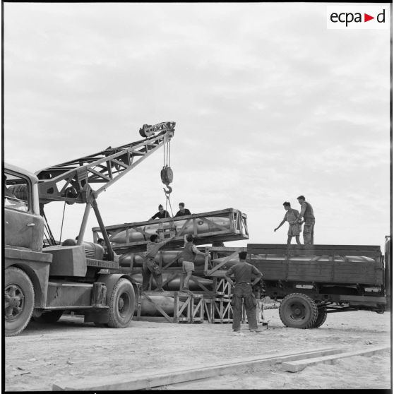 La manutention de réservoirs largables supplémentaires sur la base aérienne d'Akrotiri.