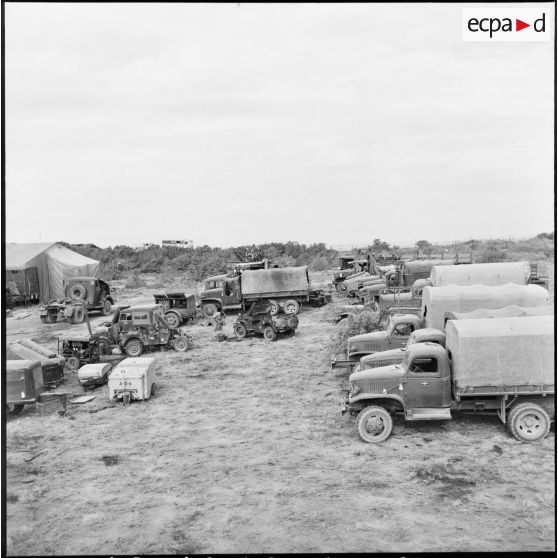 Véhicules en instance de réparation par l'atelier auto du GM1 (groupe mixte n°1) sur la base aérienne d'Akrotiri.