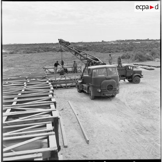 La manutention de réservoirs largables supplémentaires sur la base aérienne d'Akrotiri.