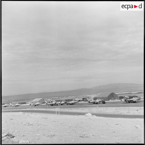 Les F-84F Thunderstreak des 1re et 3e escadres de chasse, sur la base aérienne d'Akrotiri.