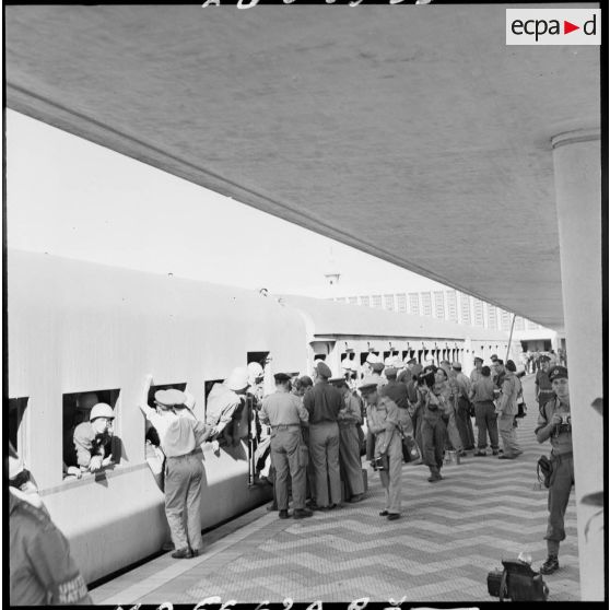 L'arrivée du détachement norvégien de l'ONU (Organisation des nations unies) en gare de Port-Saïd.