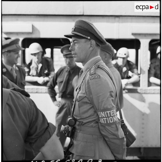 Un officier suédois de l'ONU (Organisation des nations unies) lors de l'arrivée du détachement norvégien des Nations-Unies en gare de Port-Saïd.