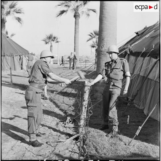 L'installation de barbelés au cantonnement du détachement norvégien de l'ONU à Port-Saïd.