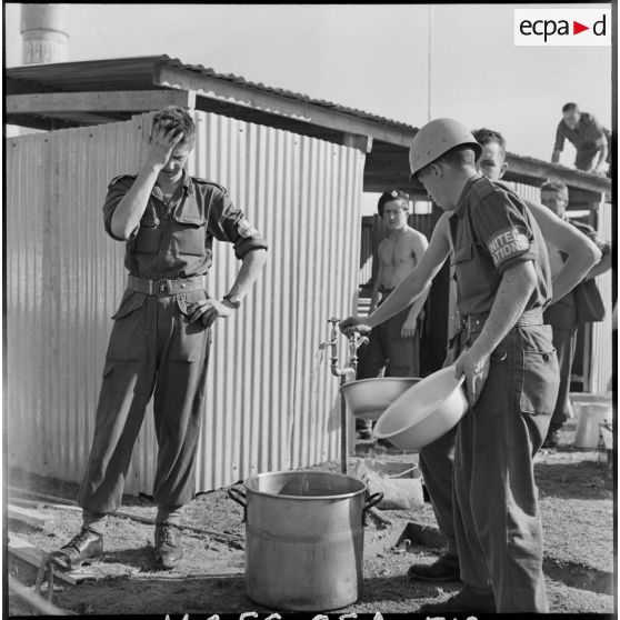 La corvée d'eau au cantonnement du détachement norvégien de l'ONU à Port-Saïd.