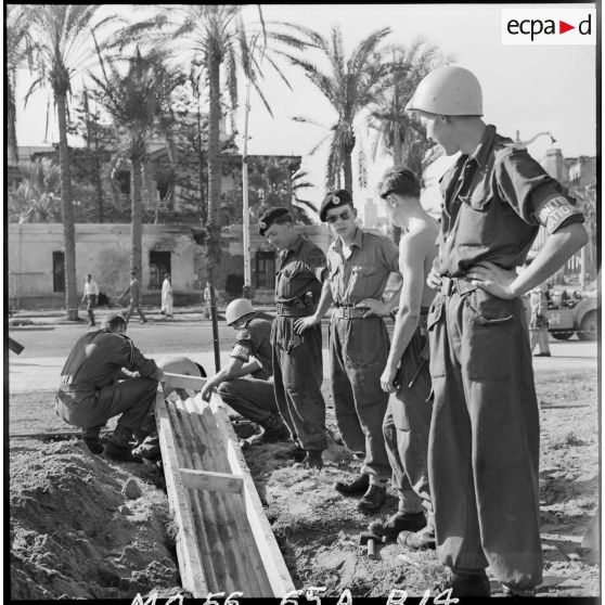 La pose d'une conduite d'eau au cantonnement du détachement norvégien de l'ONU à Port-Saïd.