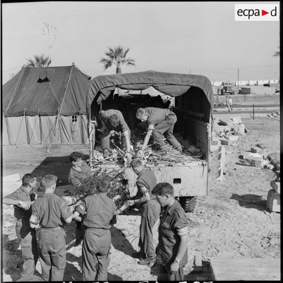 Le déchargement de rouleaux de barbelés au campement du détachement norvégien de l'ONU à Port-Saïd.