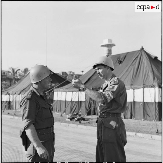 Deux officiers du détachement norvégien de l'ONU à Port-Saïd.