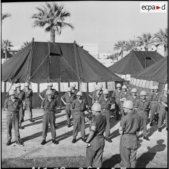 Le rassemblement des soldats norvégiens de l'ONU, dans leur cantonnement à à Port-Saïd.