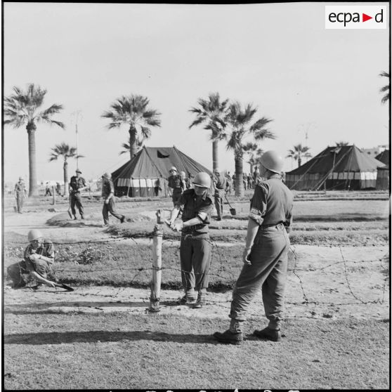 L'aménagement du campement du détachement norvégien de l'ONU à Port-Saïd.