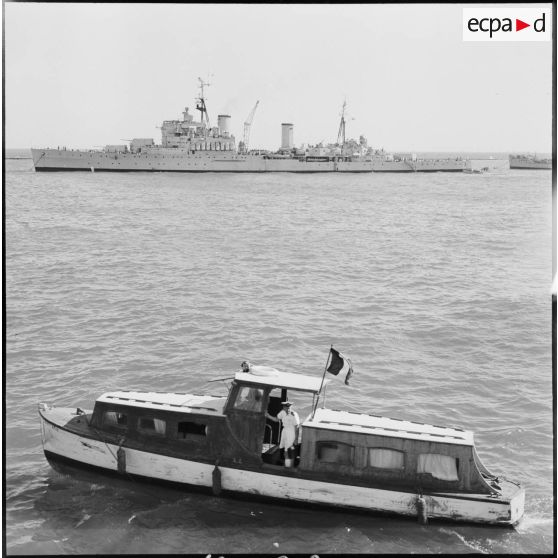 Au loin, un croiseur britannique de classe Fiji à l'avant-port de Port-Saïd.