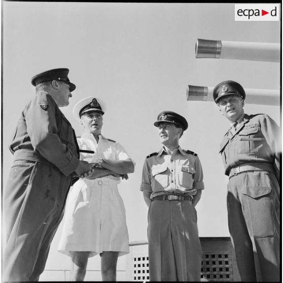 Le général Sir Charles Keightley, l'amiral Durnford-Slater, l'Air Marshal Denis Barnett et le général Sir Hugh Stockwell à bord du HMS Tyne.