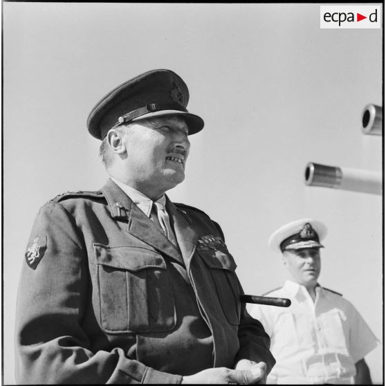 Le général Sir Charles Keightley, commandant en chef interallié, à bord du bâtiment de commandement britannique HMS Tyne.