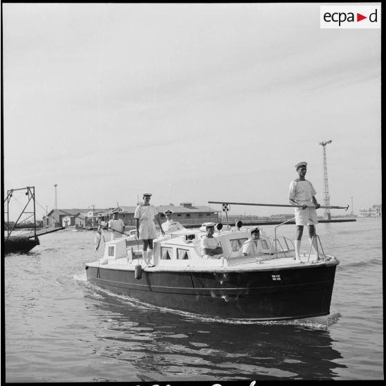 Une vedette avec à son bord l'amiral Durnford-Slater, à Port-Fouad.