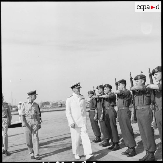 L'amiral Durnford-Slater passe en revue des commandos Marine à Port-Fouad.