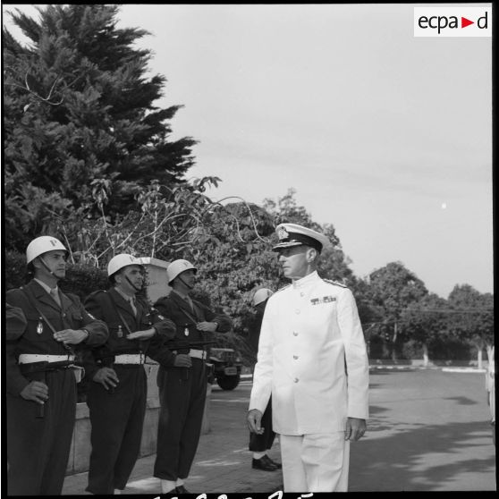 L'amiral Durnford-Slater devant la résidence du général Beaufre à Port-Fouad.