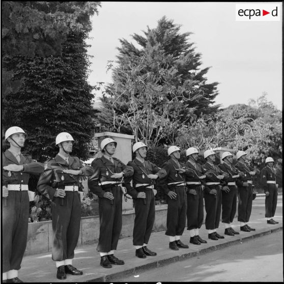 La police militaire devant la résidence du général Beaufre à Port-Fouad.