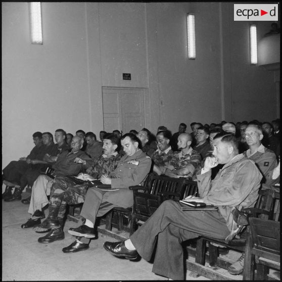 Le général Beaufre réunit les officiers français à Port-Fouad.