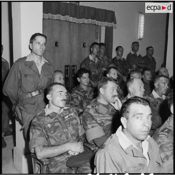 Le général Beaufre réunit les officiers français à Port-Fouad.