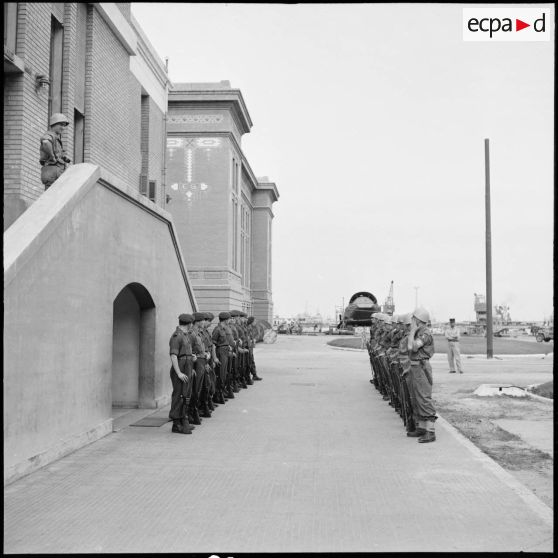 Relève de garde à l'usine électrique de Port-Fouad.