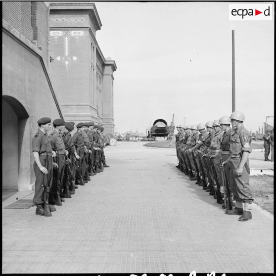 Relève de garde à l'usine électrique de Port-Fouad.