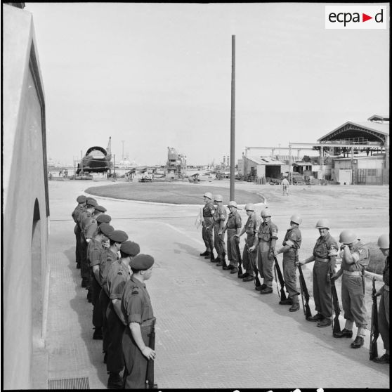 Relève de garde à l'usine électrique de Port-Fouad.