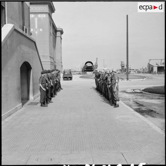 Relève de garde à l'usine électrique de Port-Fouad.