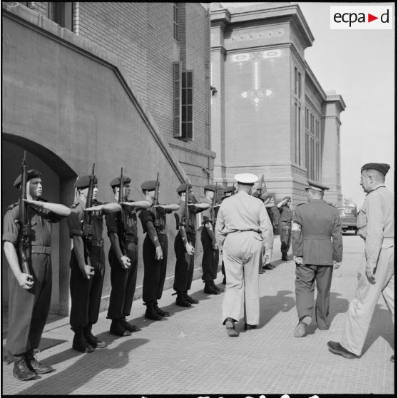 Relève de garde à l'usine électrique de Port-Fouad.