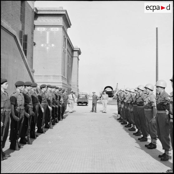 Relève de garde à l'usine électrique de Port-Fouad.