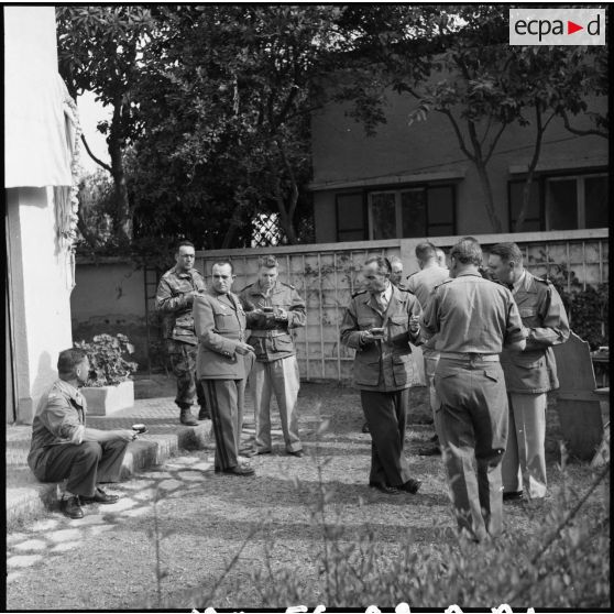 Le général Beaufre reçoit les officiers de la Force A à Port-Fouad.