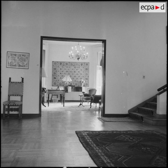 Le hall d'entrée et le bureau du général Beaufre, dans sa résidence de Port-Fouad.