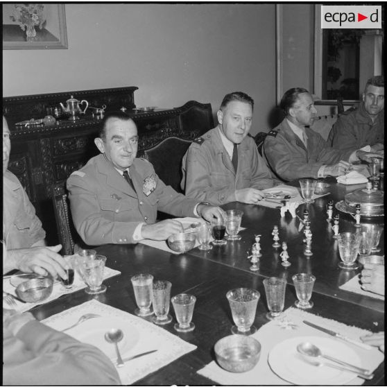 Le général Beaufre reçoit les officiers de la Force A à Port-Fouad.